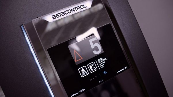 Technologie a design výtahů menu background